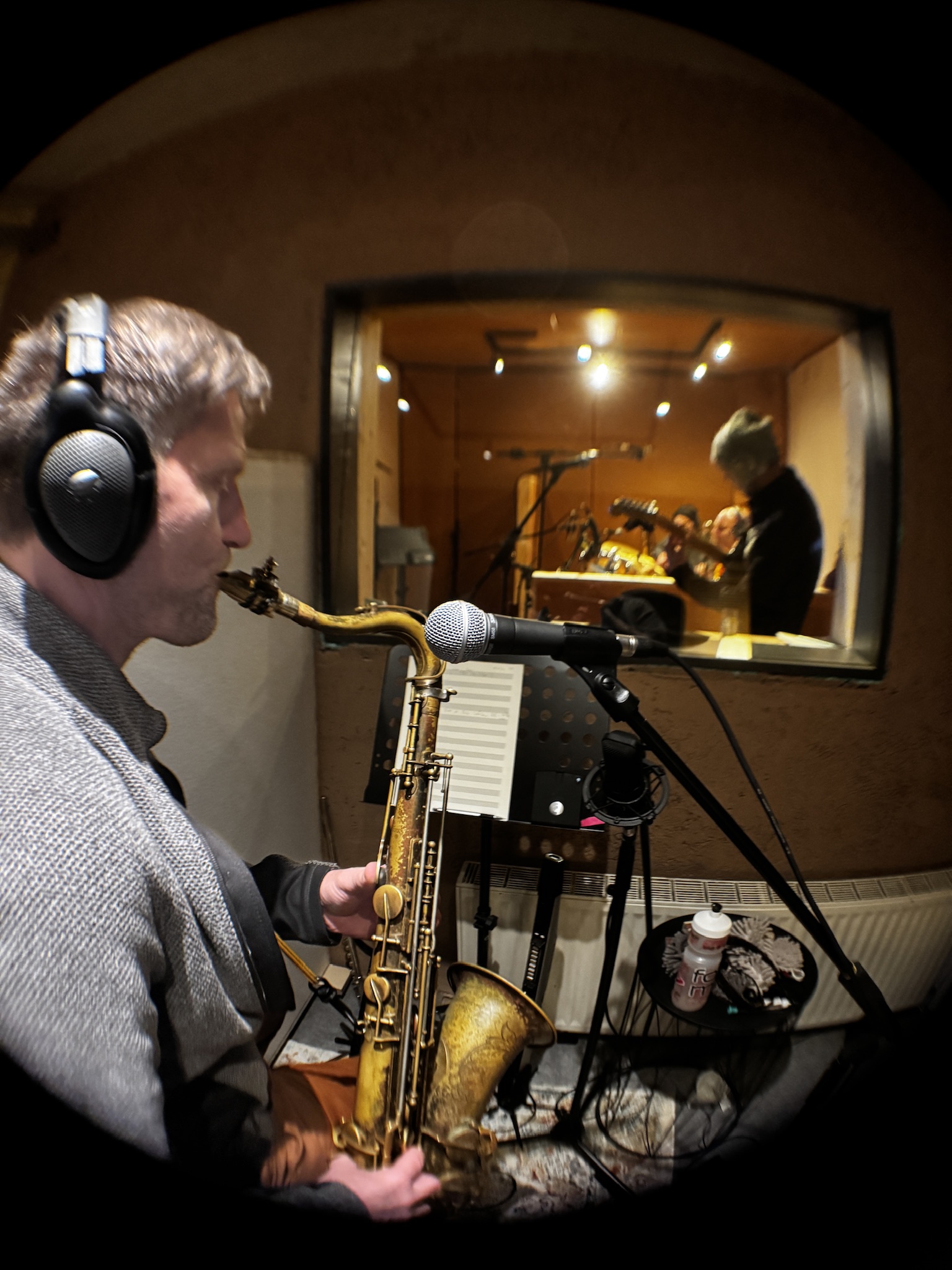 Saxofon-Recording mit Band im Hintergrund – Booty Jive Session